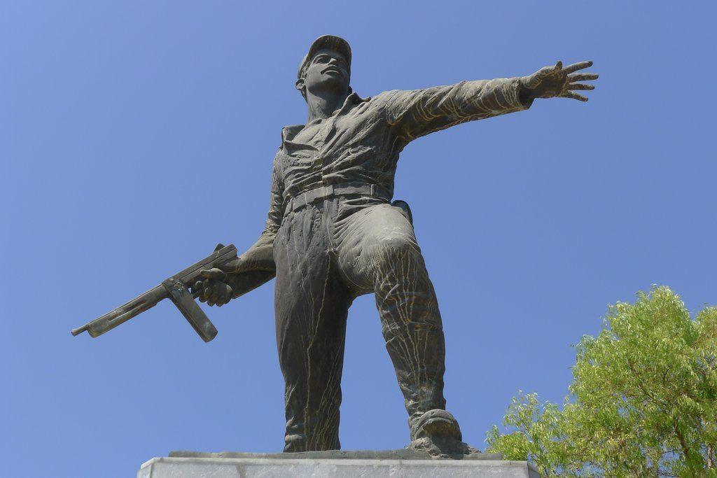 Άγαλμα του Γρηγόριου Αυξεντίου που τον απεικονίζει σε ώρα μάχης