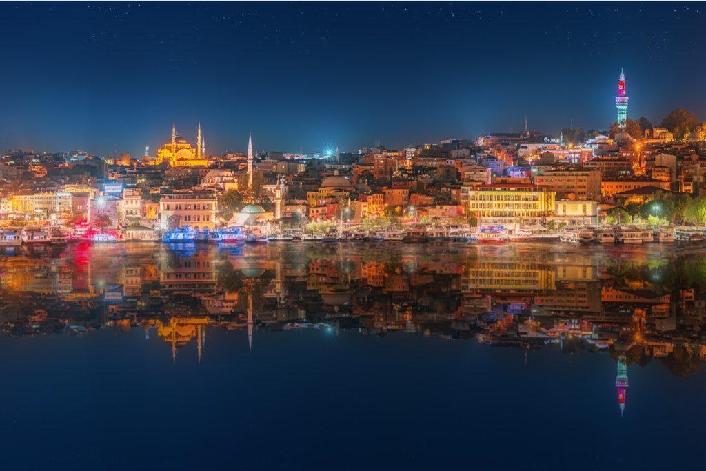 Κωνσταντινούπολη, ο Βόσπορος στα φώτα της νύχτας