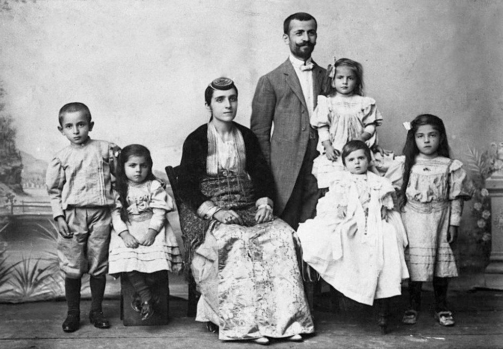 Ποντιακή οικογένεια σε ασπρόμαυρη φωτογραφία